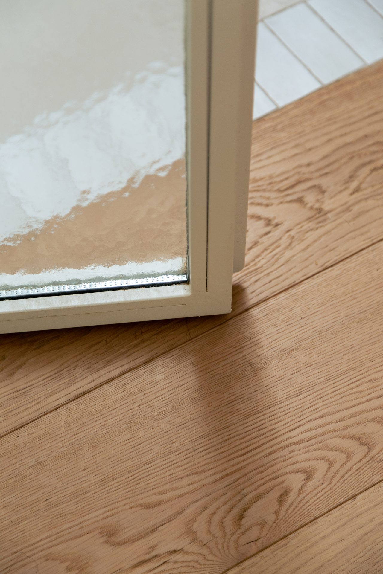 Oak floor and mirror detail, Apartamento Perla, Barcelona