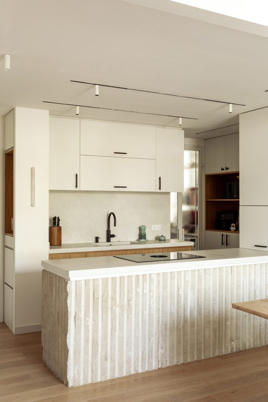 Kitchen island in hand-carved fluted stone, Apartamento Perla, Barcelona